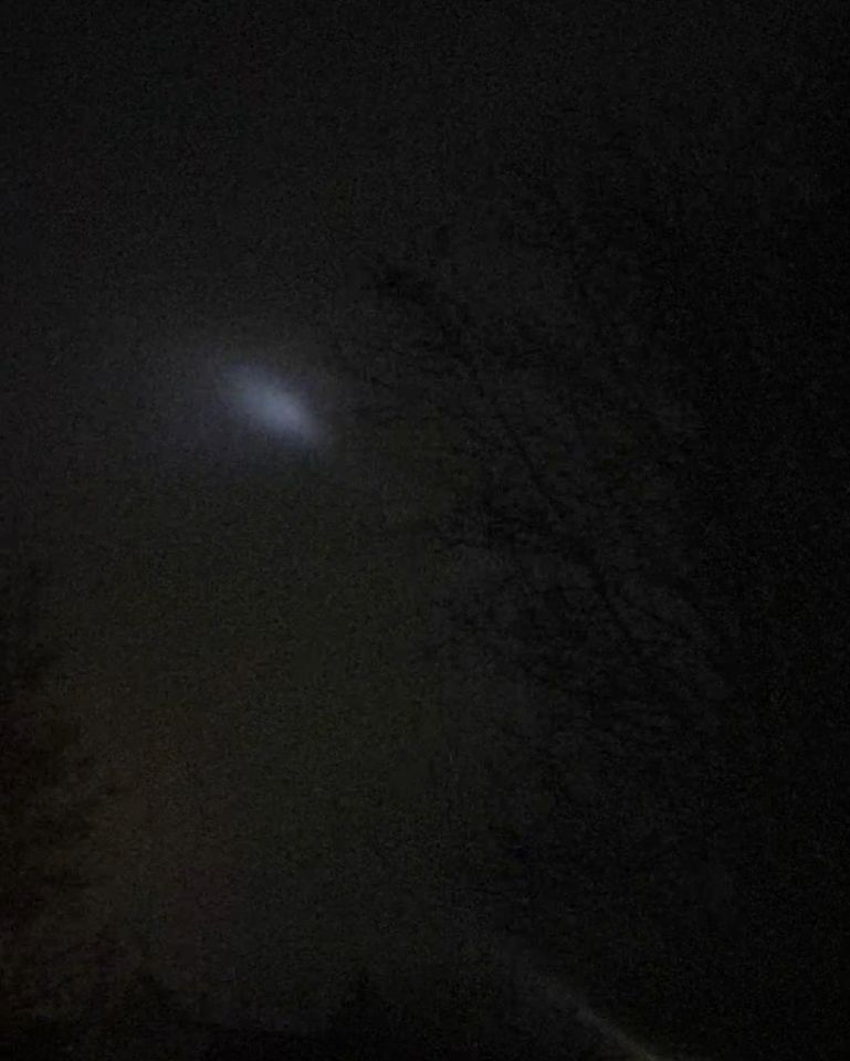 Een witte schijf die wel half uur boven Harmelen cirkelde foto