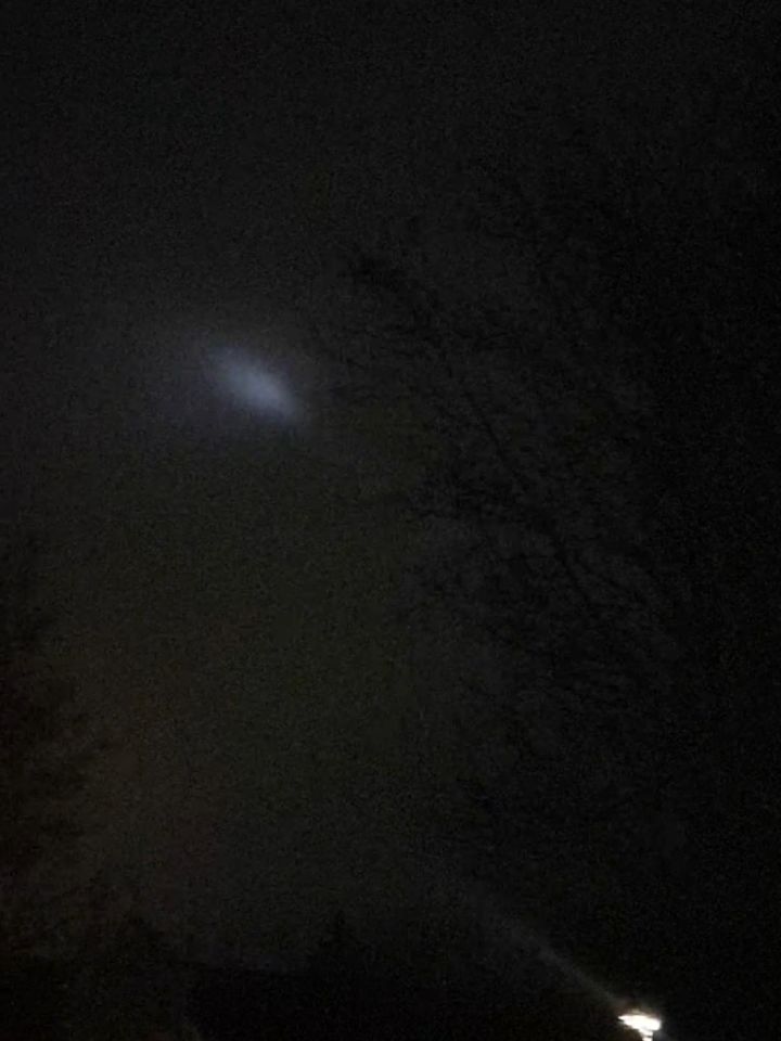 Een witte schijf die wel half uur boven Harmelen cirkelde foto