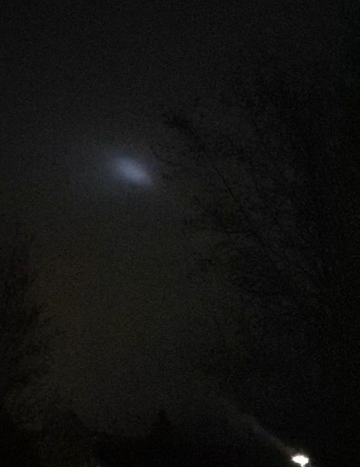 Een witte schijf die wel half uur boven Harmelen cirkelde foto