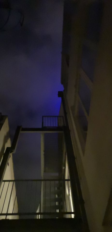 Paars/blauw bewegend licht s'nachts boven nijmegen foto