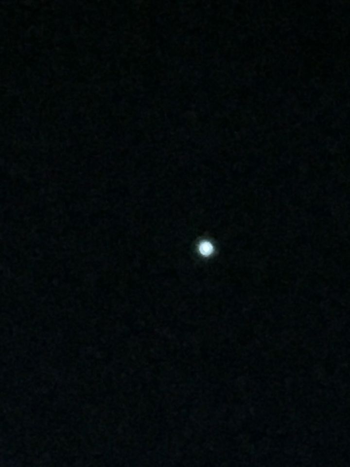 Een raar licht met een donkere bol en een rand eromheen van licht foto