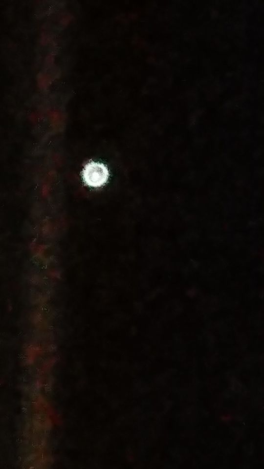 Bol straalt zeer heftig en blijft hangen komt even dichtbij en gaat weer weg foto