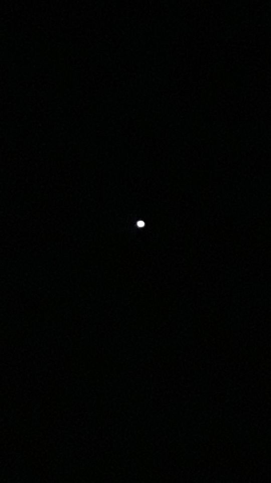 Foto's gemaakt v. 'ronde stilstaande ster', boven Dr888, op 20/03/20, om 21 uur foto