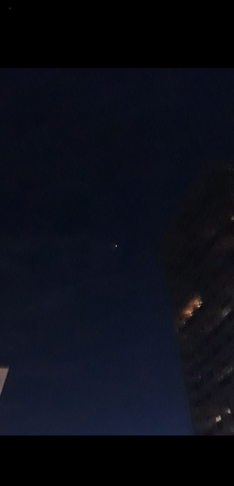 Stilstaand lichtpunt te ver voor lantaarn, te dichtbij voor ster geen markerings foto