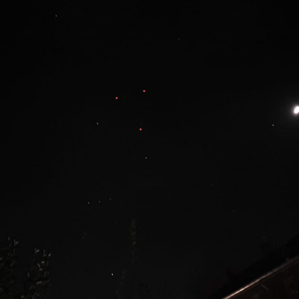 Meerdere lichtpunten continu achter elkaar in een lijn foto