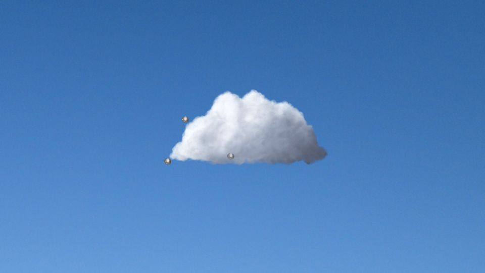 Wolk met 3 ''objecten'' die in en uit de wolk gingen. foto