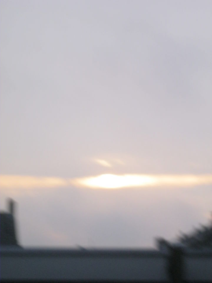 Duidelijk zichtbaar vliegend object boven horizon van Middelburg foto