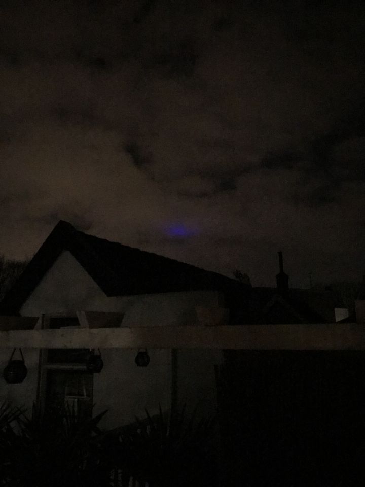 Donker blauw licht door de wolken. Bewoog geleidelijk uit beeld foto