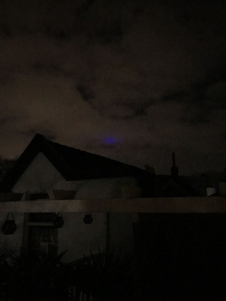 Donker blauw licht door de wolken. Bewoog geleidelijk uit beeld foto