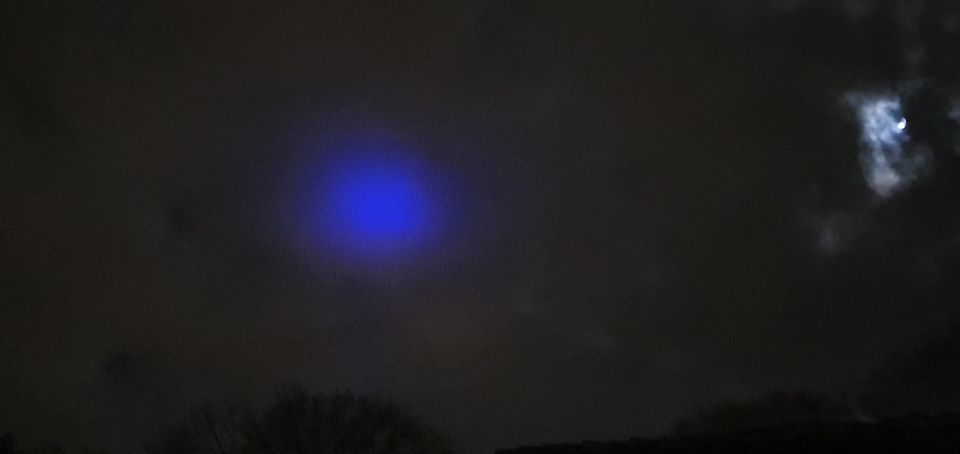 Blauw kleur die langzaam vanuit Zutphen richting Deventer ging foto