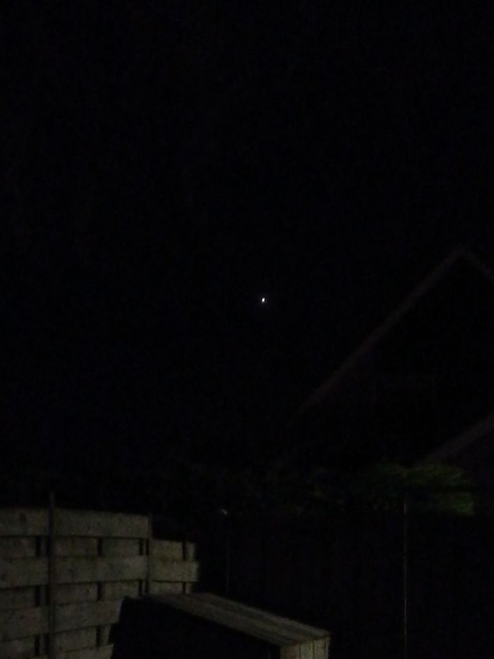 Lijkt op een witte bol maar deze keer mijn verrekijker bijgepakt. Bizzar!! foto