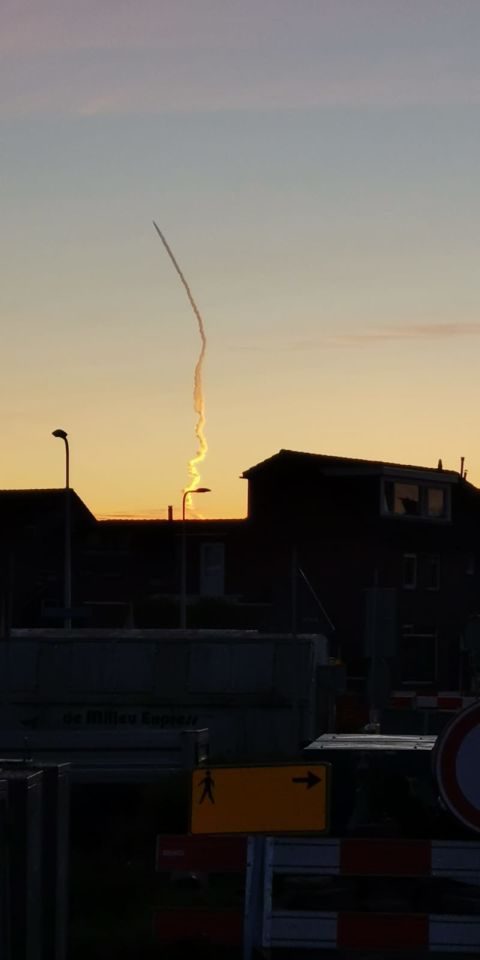 Raketachtig voorwerp wat omhoog schoot met rooksigaar. foto