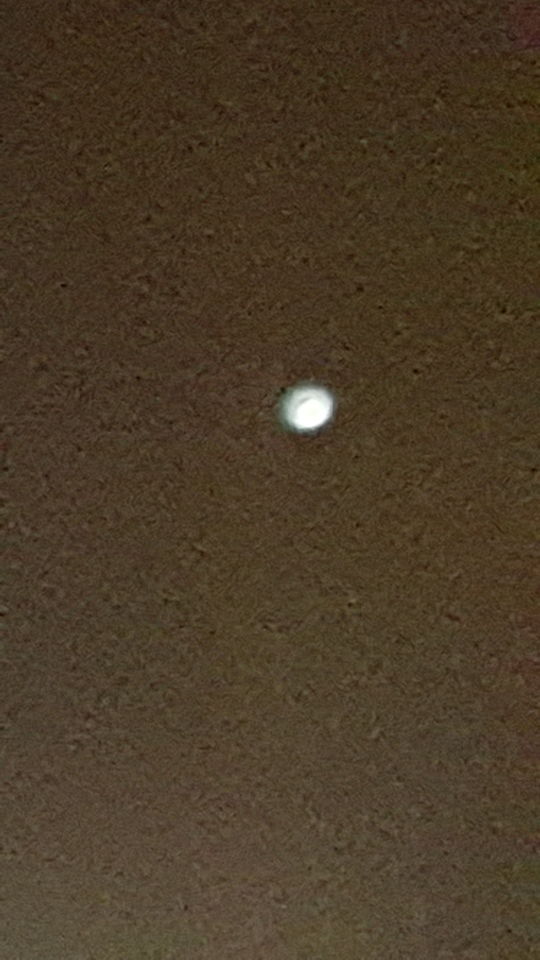 Een ronde bol bij onbewolkt en sterrenloze hemel welk van vorm veranderde foto