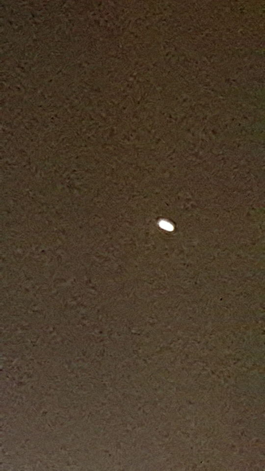 Een ronde bol bij onbewolkt en sterrenloze hemel welk van vorm veranderde foto