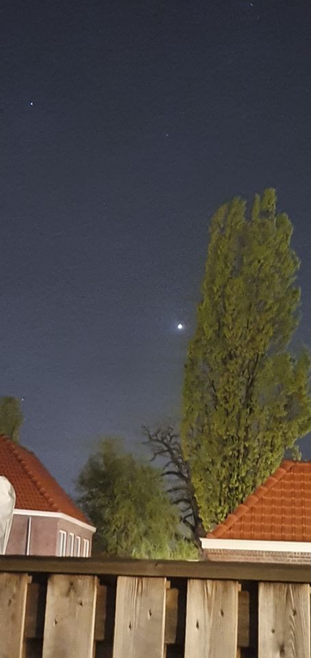 Felle witte bol die verdwijnt foto