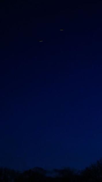 Zaterdag avond rond 10 voor 10 deze objecten in de lucht weten te fotograferen foto