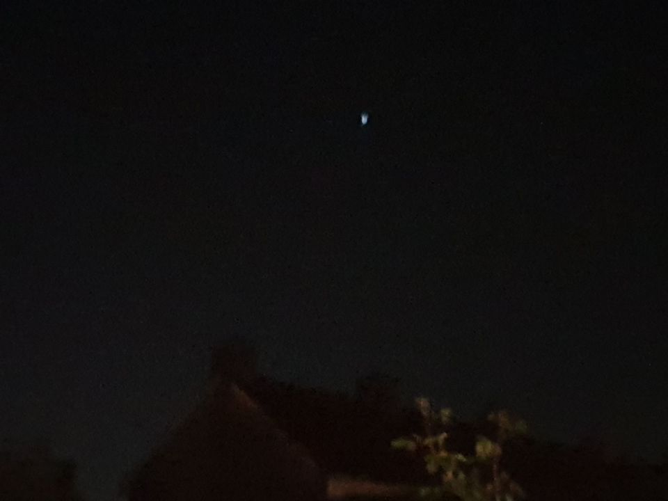 Stilstaand of heel langzaam bewegend object met groen licht foto