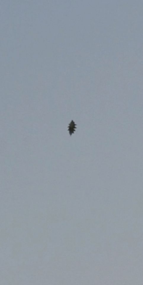 Big strange object in the sky foto