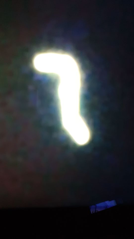 Een stil staand object, op een schijf gelijkend, 8 lichtstralen, verandering vor foto