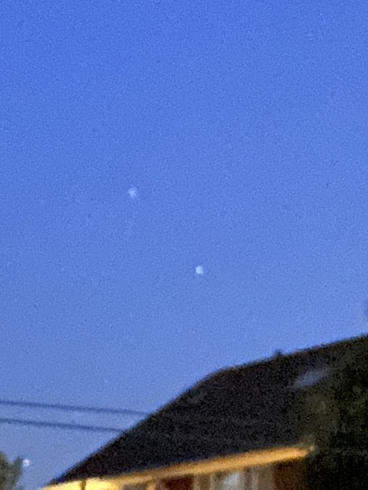 Cirkelvormige lichtgevende met wit en roodachtig licht foto