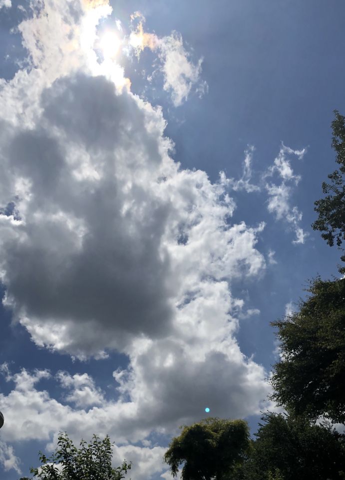 Op twee foto’s zag ik een blauwe bal. Mijn camera maakte foto’s van zon/wolk foto