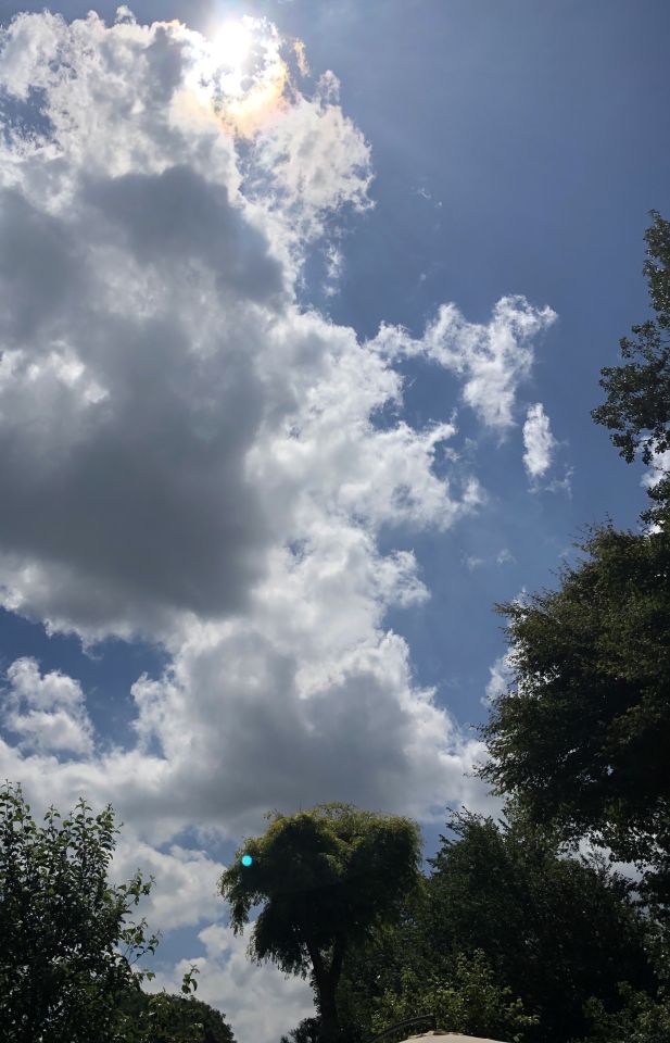 Op twee foto’s zag ik een blauwe bal. Mijn camera maakte foto’s van zon/wolk foto