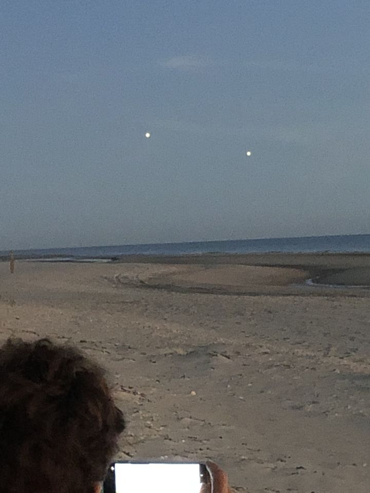 Bollen van licht urenlang afwisselend stilhangen en wegvliegen foto