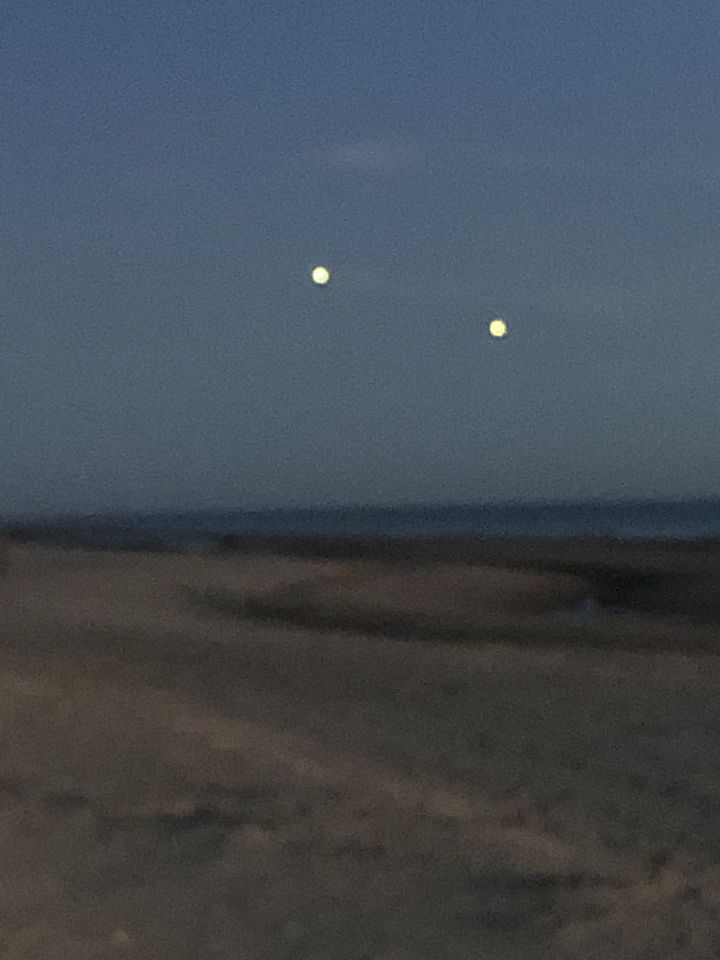 Bollen van licht urenlang afwisselend stilhangen en wegvliegen foto