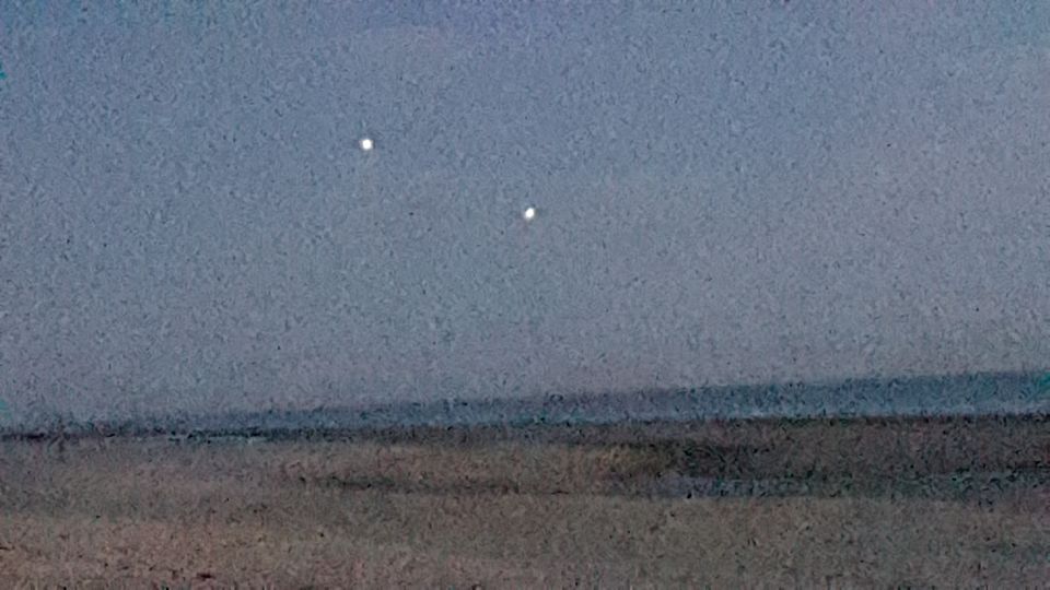 Bollen van licht urenlang afwisselend stilhangen en wegvliegen foto