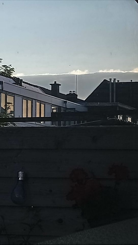 Donkere bol, lucht in twee delen gescheiden . foto