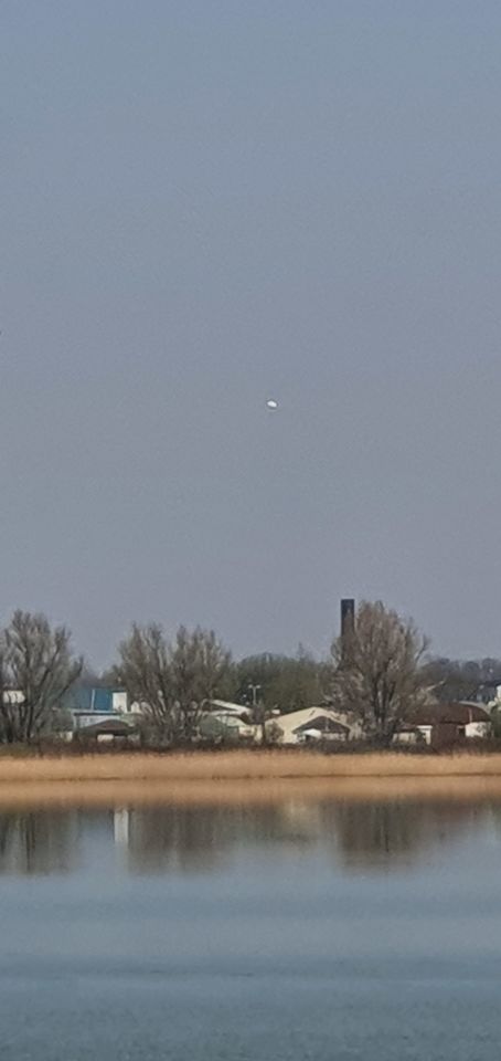 Witte stil hangende bol voor een aantal minuten. foto