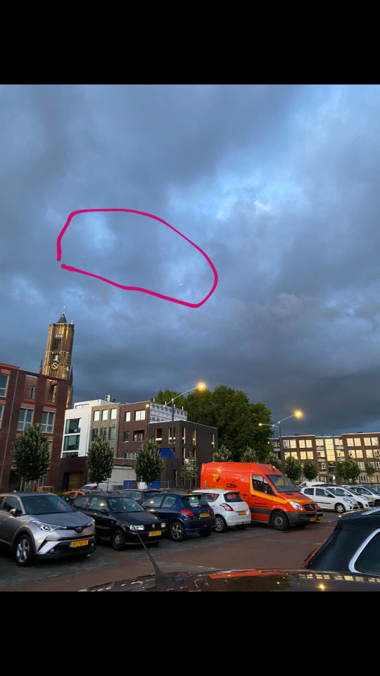 2 objecten of lichtbronnen op de foto foto