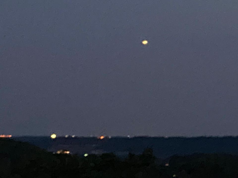 Lichtbol die vreemde route vloog en verdween foto