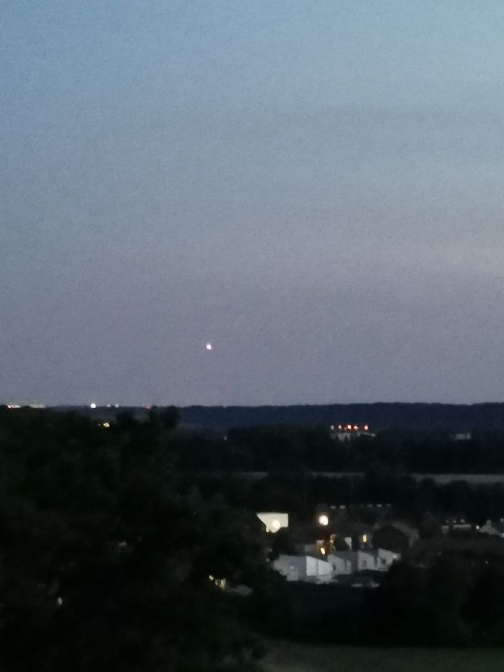 Lichtbol die vreemde route vloog en verdween foto