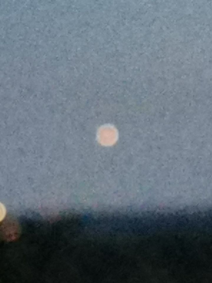 Lichtbol die vreemde route vloog en verdween foto