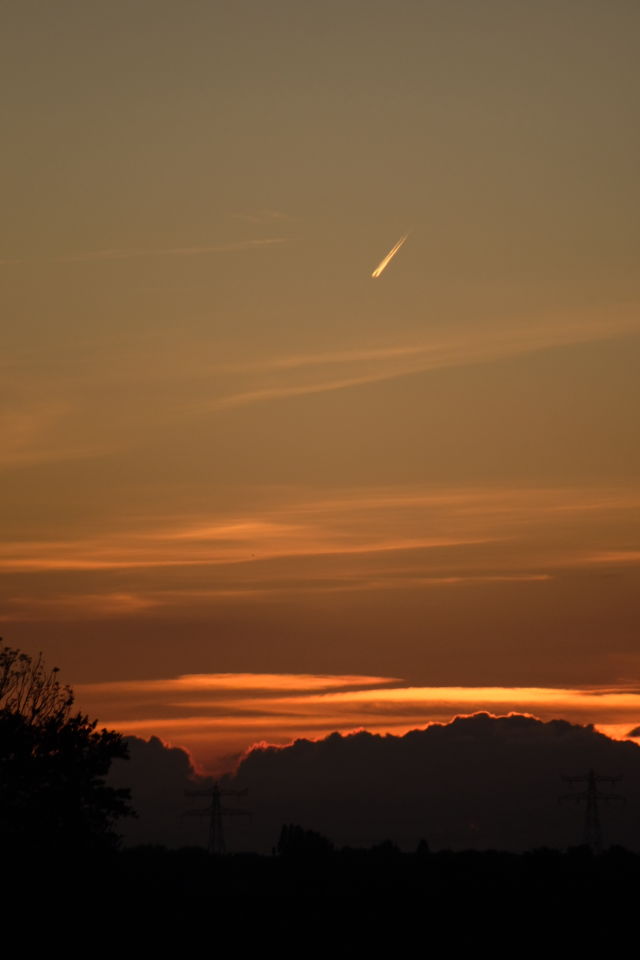 Zeer langzaam bewegende lichtstreep bij zonsondergang foto