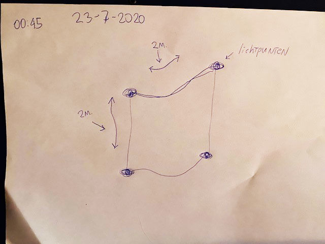 4 licht punten die met elkaar verbonden waren en zweefde als een vliegendtapijt foto