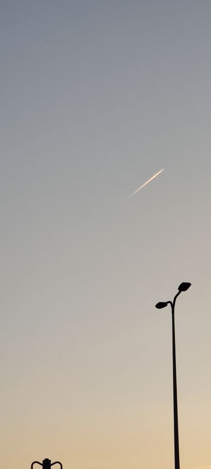 Rechtelijn licht rakket of een UFO wat is dit? foto