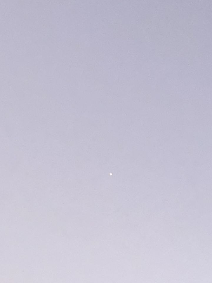 Wit vliegtuig achtig, hangend in de lucht foto