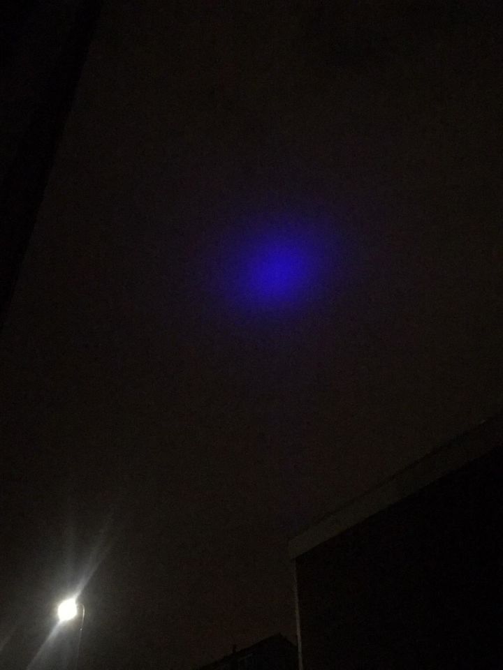 Een blauw fel bewegend licht van noord naar zuid. Daaromheen witte snel bewegen foto