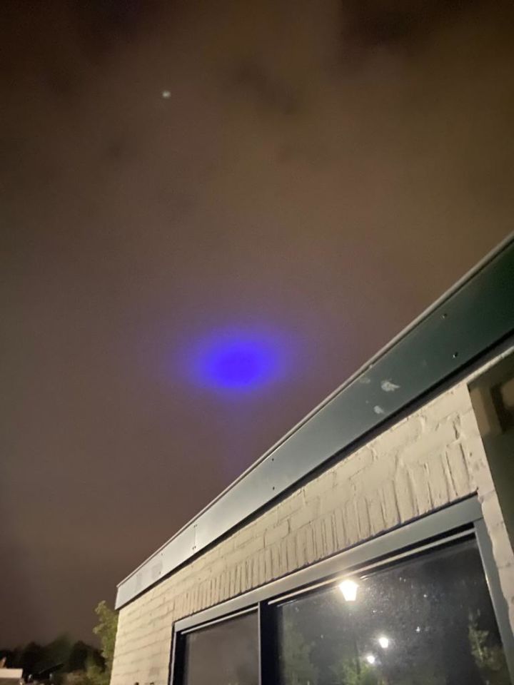 Een blauw licht dat doofde met vervolgens 6 witte lichtbollen die draaide foto