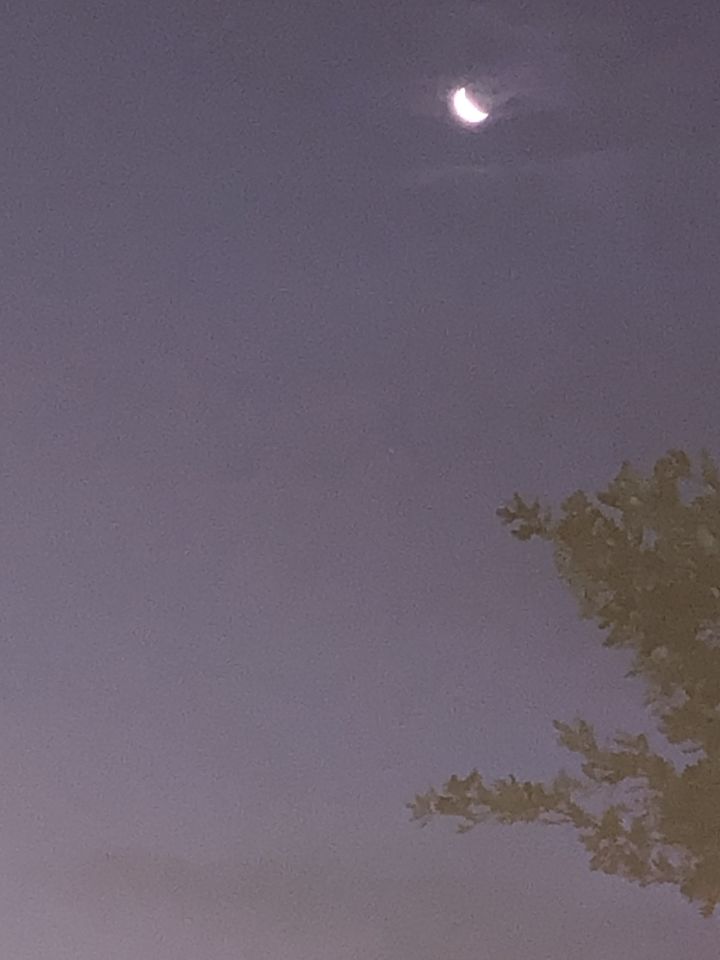 Een bol ter grootte van een vuist onder de maan, die vervolgens wegvloog. foto