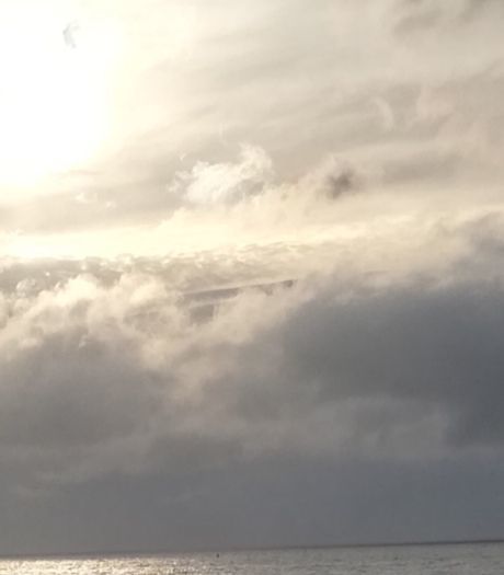 Object verscholen in de wolken foto