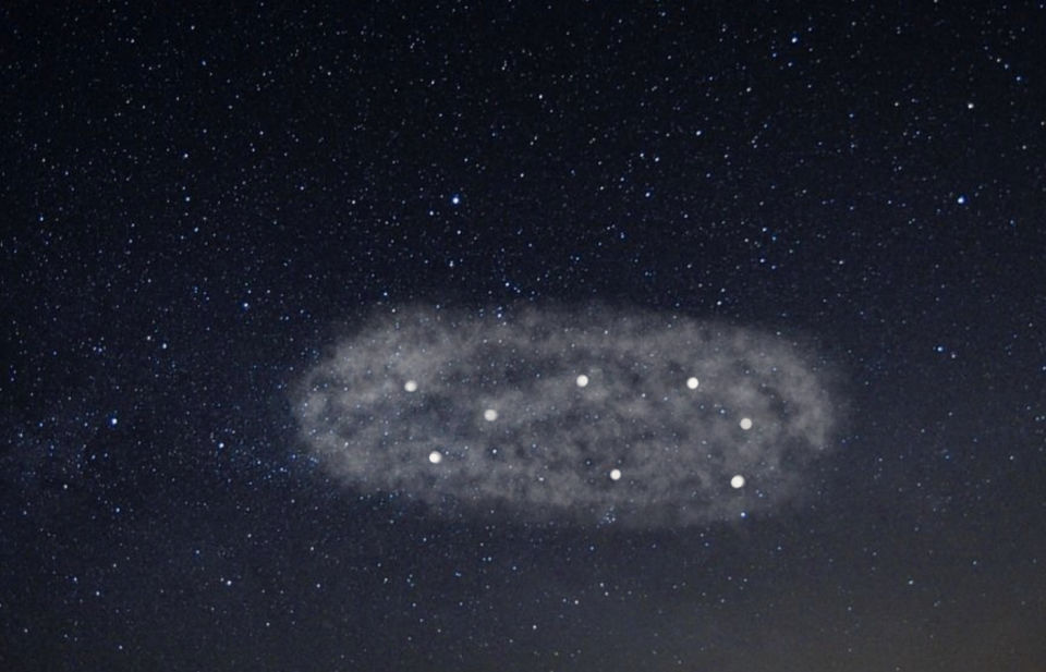 Brede, snel reizende, soort mistwolk met lichtpuntjes er in foto