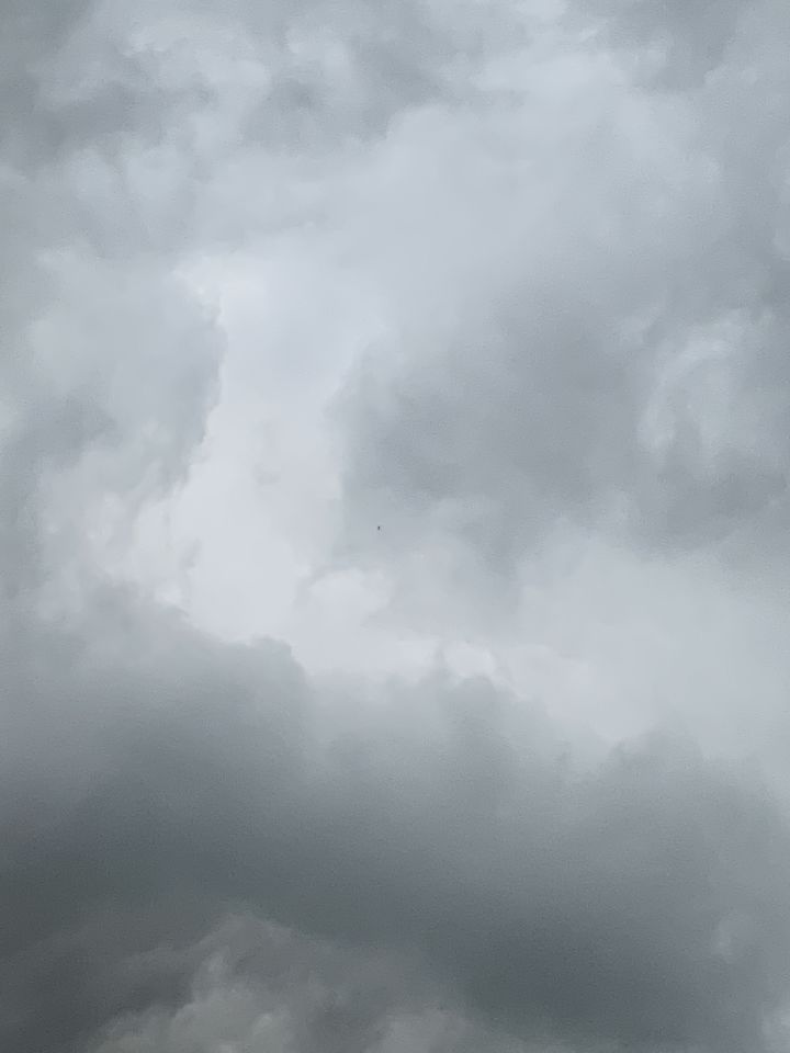 Vreemd object tijdens een storm onder de wolken foto