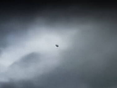 Tijdens het filmen van wolken zag achteraf pas dat er objecten in de lucht zijn foto