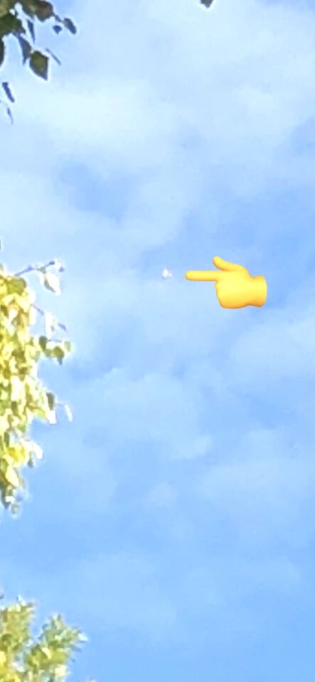 Lichte bol in de lucht die recht omhoog ging foto