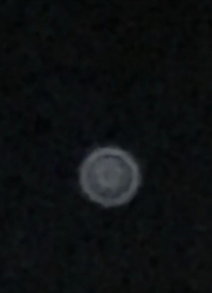 Een groot licht dat op eens een grijs UFO vormig object werd en toen weg ging foto