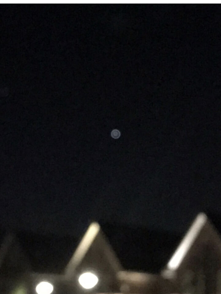 Een groot licht dat op eens een grijs UFO vormig object werd en toen weg ging foto