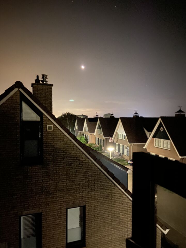 Groen UFO vormig licht die verplaatste foto